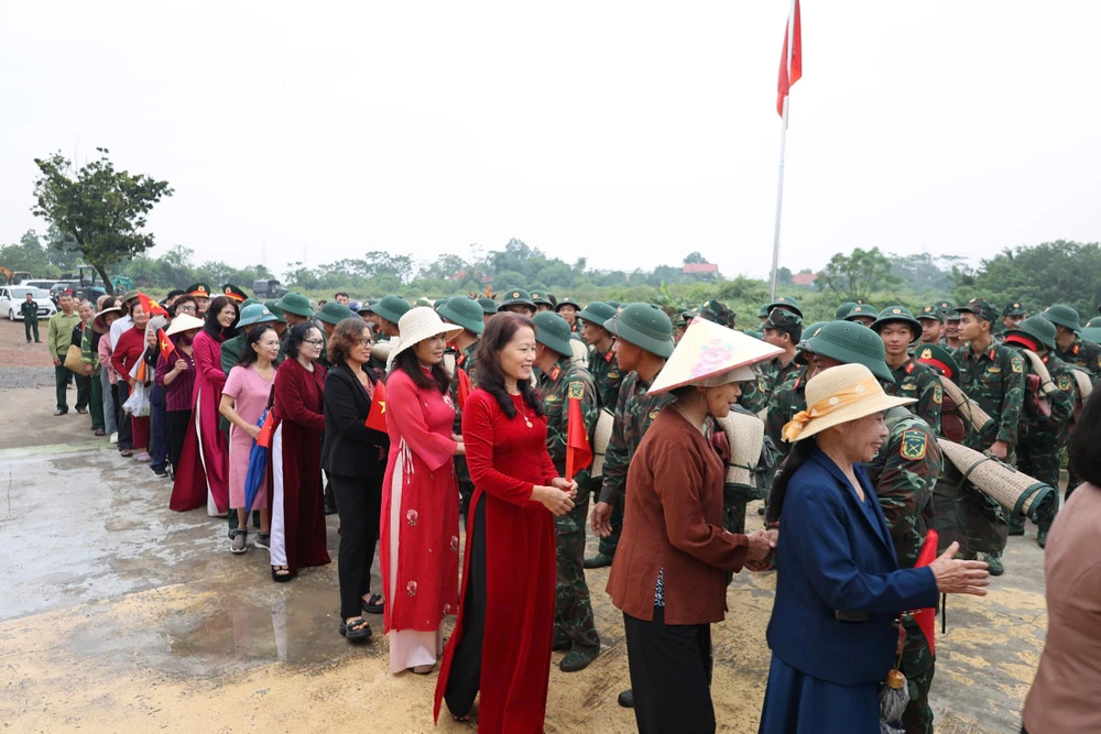 Người dân Phú Thọ bịn rịn chia tay bộ đội Lữ đoàn 249 (2).jpg