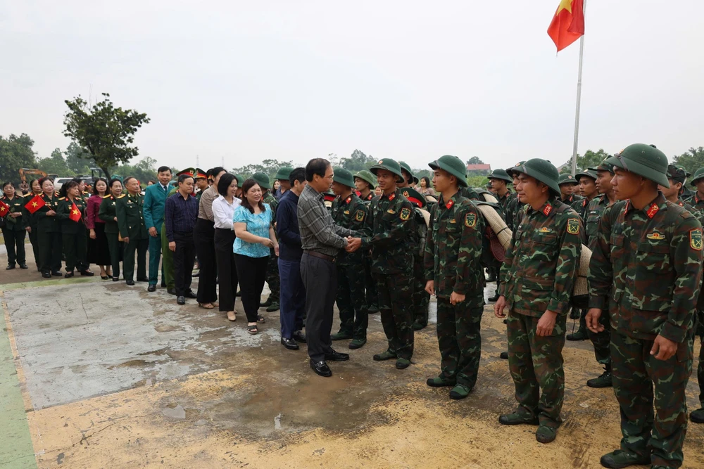 Người dân Phú Thọ bịn rịn chia tay bộ đội Lữ đoàn 249 (3).jpg