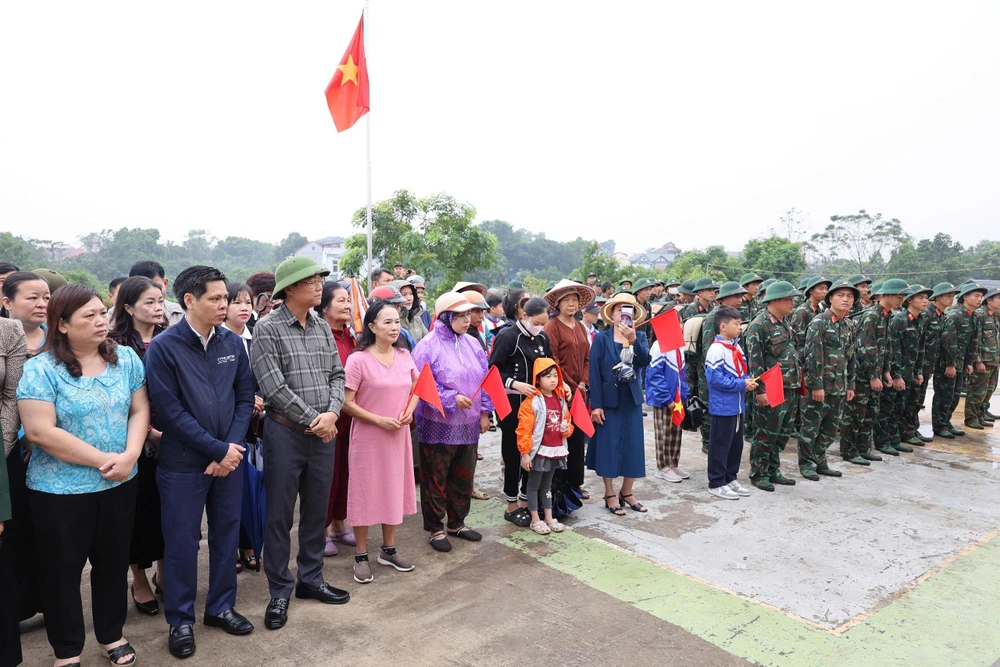 Người dân Phú Thọ bịn rịn chia tay bộ đội Lữ đoàn 249 (4).jpg