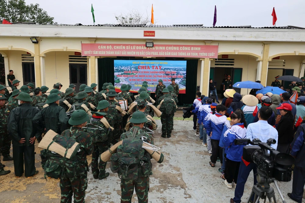 Người dân Phú Thọ bịn rịn chia tay bộ đội Lữ đoàn 249 (5).jpg