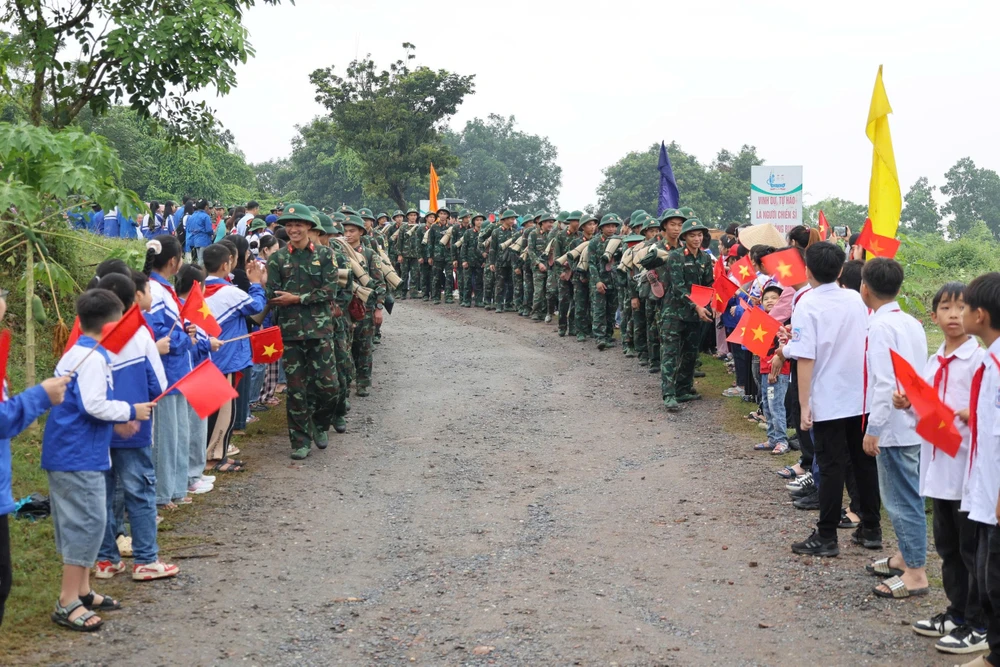 Người dân Phú Thọ bịn rịn chia tay bộ đội Lữ đoàn 249 (6).jpg