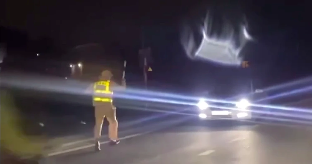 Lùi xe xuống ruộng khi cố gắng trốn chốt kiểm tra nồng độ cồn.png