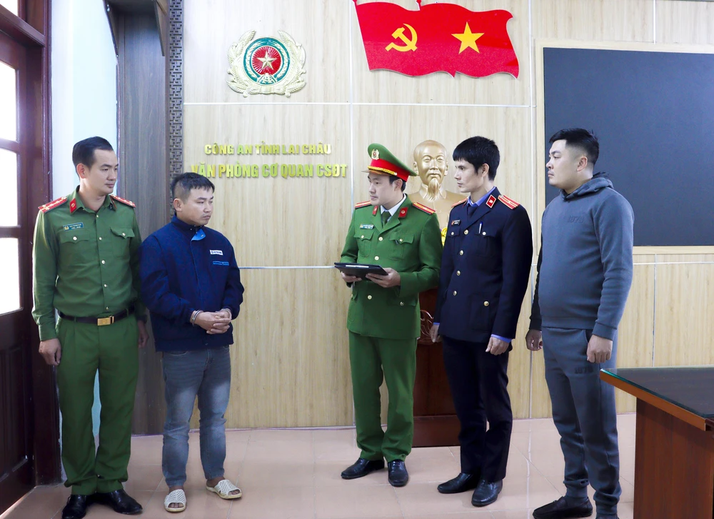 Bắt kẻ chiếm đoạt tiền của cán bộ Công an ở 16 tỉnh, thành.jpg