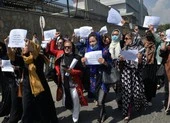 Video: Phụ nữ biểu tình và đụng độ Taliban