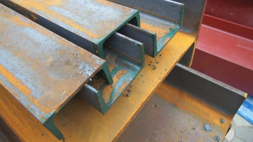 Cảnh sát Ấn Độ đang truy lùng một băng trộm tháo nguyên một cây cầu sắt dài 18 m nghi đem đi bán phế liệu. Ảnh minh họa: REUTERS