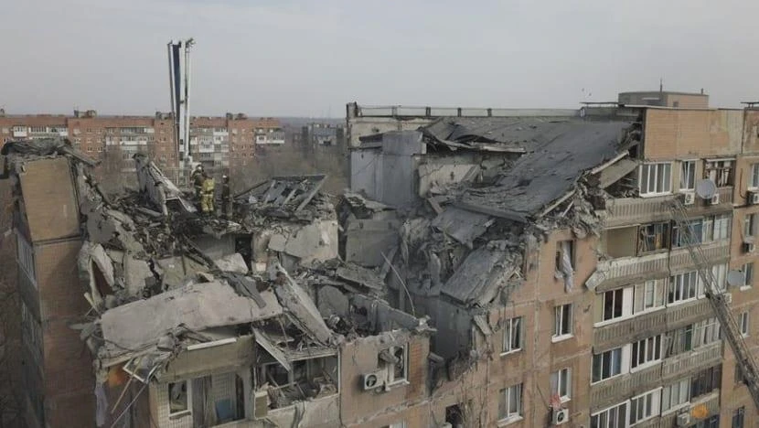 Một tòa nhà dân cư bị hư hại do pháo kích của Nga ở Donetsk, Ukraine, ngày 30-3. Ảnh: REUTERS