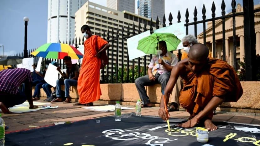 Một nhà sư đang chuẩn bị tham gia cuộc biểu tình bên ngoài lối vào văn phòng tổng thống Sri Lanka ở thủ đô Colombo. Ảnh: AFP
