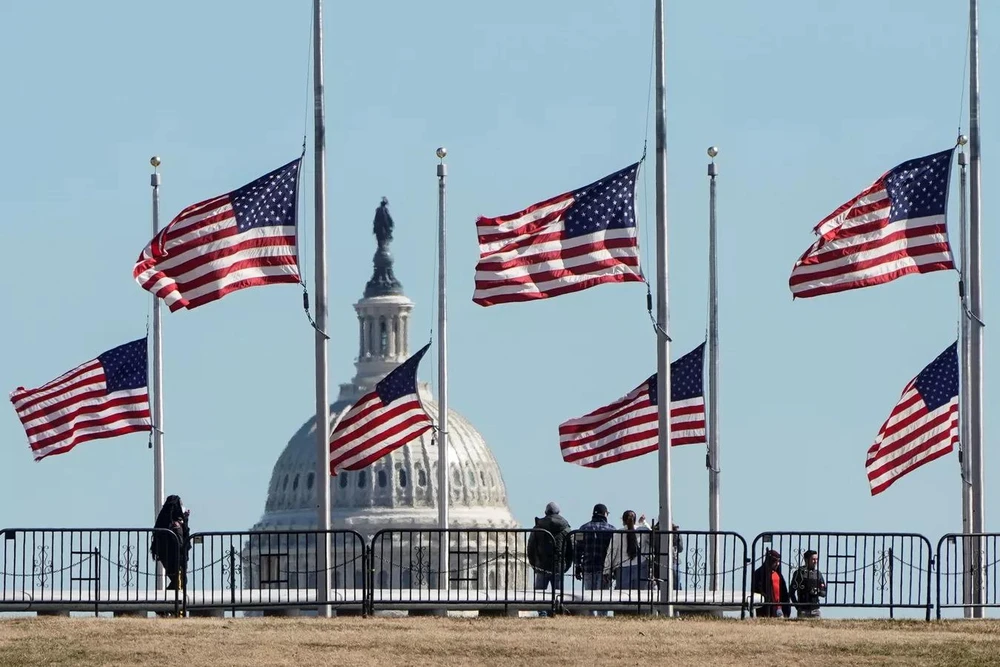 Người dân Mỹ đứng tại Đài tưởng niệm Washington để tưởng nhớ 500.000 người đã qua đời vì COVID-19 vào ngày 24-2-2021. Ảnh: SPUTNIK
