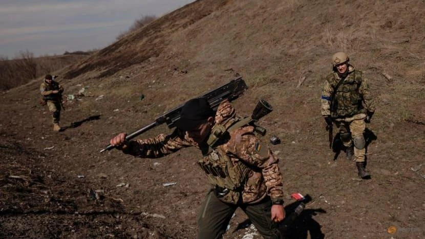 Binh sĩ Ukraine tuần tra bên ngoài TP Kharkiv vào ngày 29-3. Ảnh: REUTERS