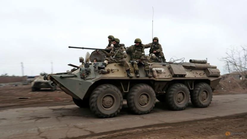 Quân đội Nga đi trên một xe bọc thép ở Mariupol, Ukraine, ngày 12-4. Ảnh: REUTERS