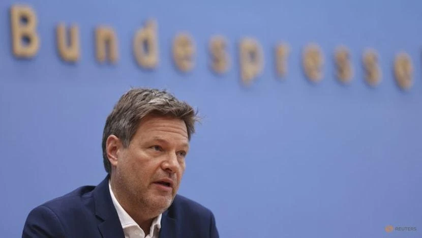 Phó Thủ tướng kiêm Bộ trưởng Kinh tế và Bảo vệ khí hậu Đức Robert Habeck phát biểu tại một cuộc họp báo tại Berlin, ngày 6-4. Ảnh: REUTERS