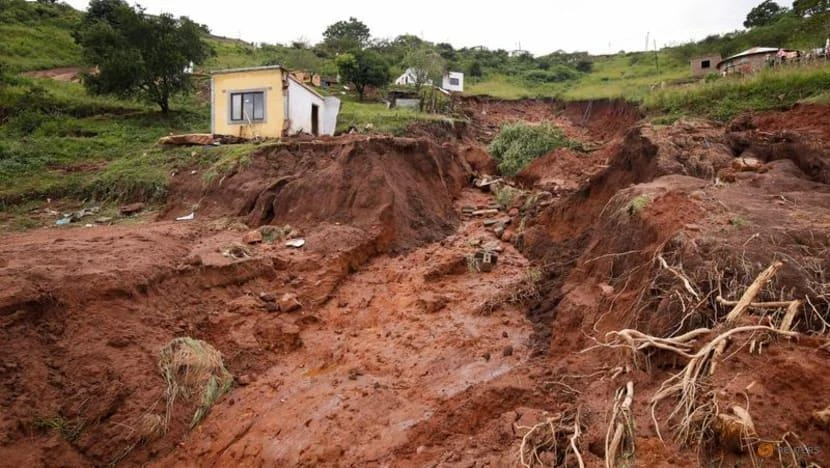 Lũ lụt và lở đất sau trận mưa lớn đã phá hủy một số ngôi nhà ở Mzinyathi, Nam Phi, ngày 17-4. Ảnh: REUTERS