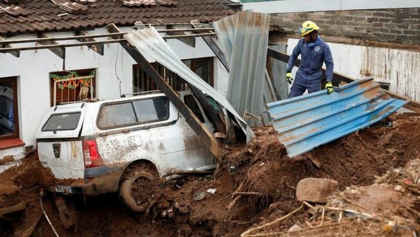 Lũ lụt và lở đất sau trận mưa lớn đã phá hủy một số ngôi nhà ở Mzinyathi, Nam Phi, ngày 17-4. Ảnh: REUTERS