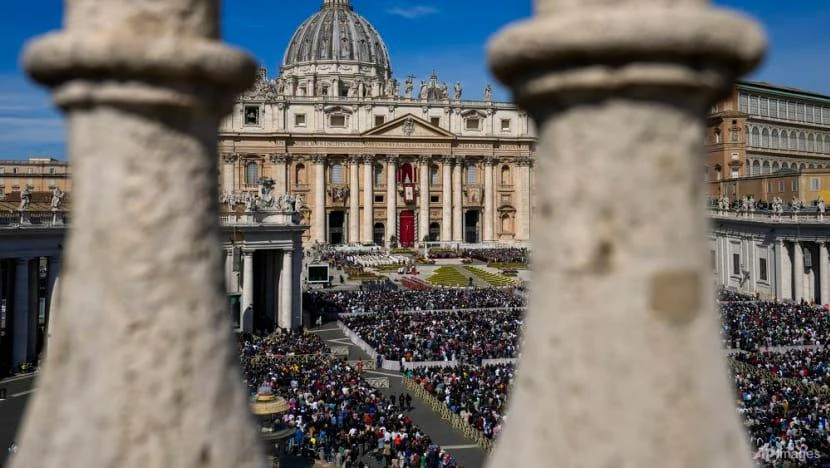 Hàng chục nghìn người tụ hội tại quảng trường St. Peter để tham dự thánh lễ Phục sinh hôm 17-4. Ảnh: AP