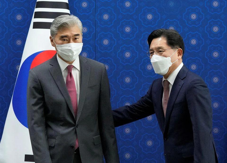 Đặc phái viên về hòa bình và an ninh trên bán đảo Triều Tiên của Hàn Quốc, ông Noh Kyu-duk (phải) đón chào Đặc phái viên Mỹ về Triều Tiên Sung Kim (trái) tại Seoul. Ảnh: REUTERS