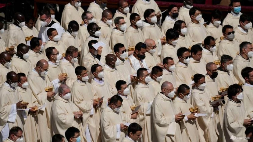 Hàng chục nghìn người đã đến tham dự thánh lễ Phục sinh bên ngoài quảng trường St. Peter, nhiều người trong số đó mặc áo chùng bên ngoài. Ảnh: AP