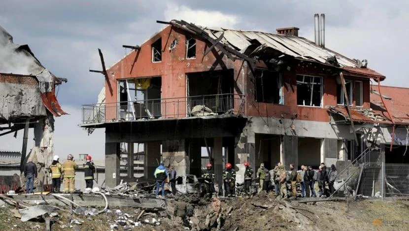 Các binh sĩ và lực lượng cứu hộ Ukraine kiểm tra một tòa nhà dân cư bị Nga tấn công ở TP Lviv, vào ngày 18-4. Ảnh: REUTERS