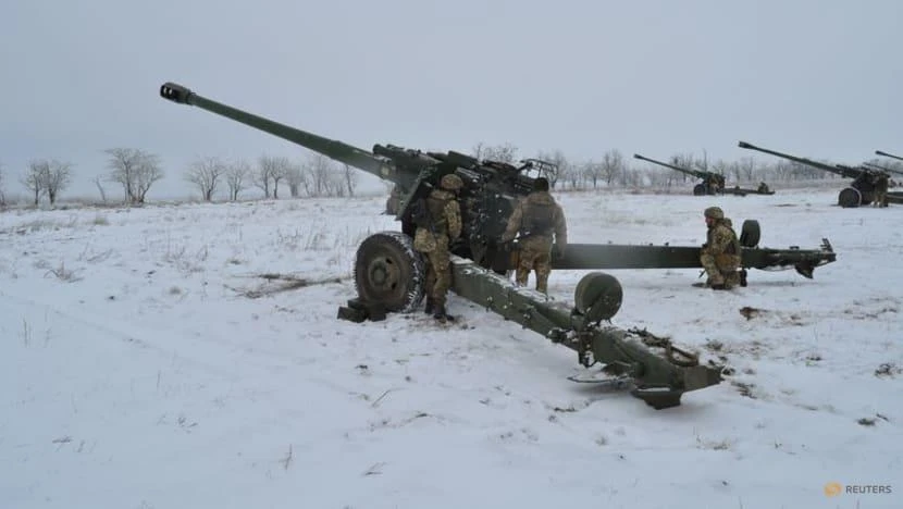 Binh sĩ Ukraine vận hành pháo 2A65 Msta-B trong cuộc tập trận gần biên giới với Crimea vào ngày 28-1. Ảnh: REUTERS