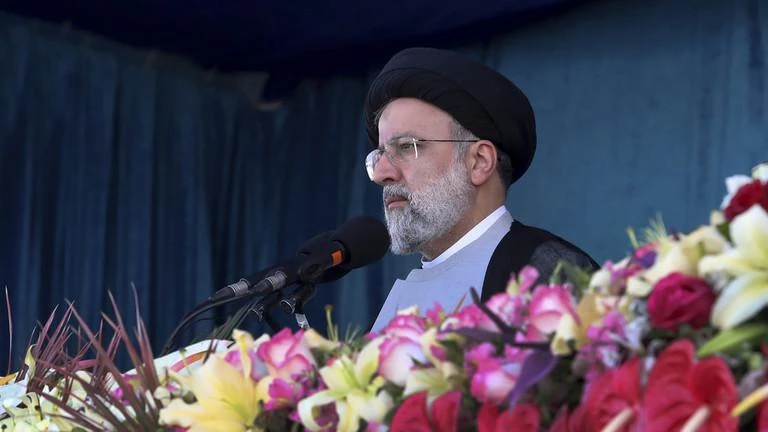 Tổng thống Iran Ebrahim Raisi trong buổi lễ duyệt binh duyệt binh ở Tehran, ngày 18-4. Ảnh: AP