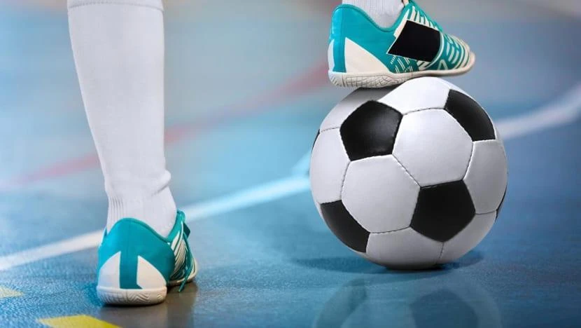 Nạn nhân là một cậu bé 13 tuổi đang chơi đá bóng cùng nhóm bạn trong một hội trường đa năng ở Singapore. Ảnh: CNA