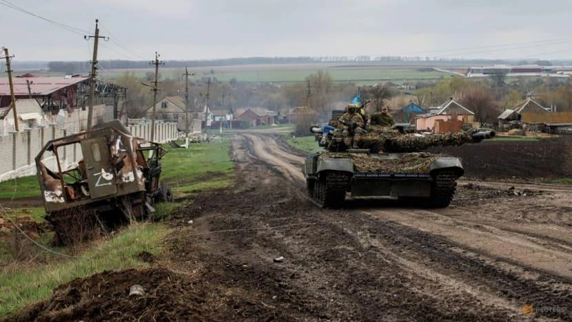 Xe tăng Ukraine tuần tra tại làng Husarivka, TP Kharkiv, ngày 14-4. Ảnh: REUTERS