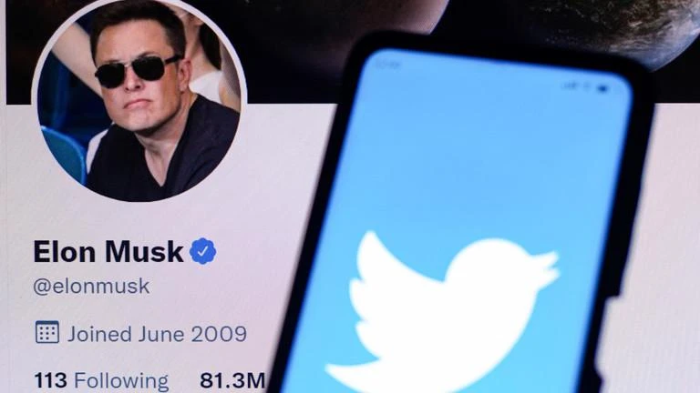 Tỉ phú Elon Musk có thể bỏ 10-15 tỉ USD tiền túi cho thương vụ mua lại Twitter. Ảnh: RT