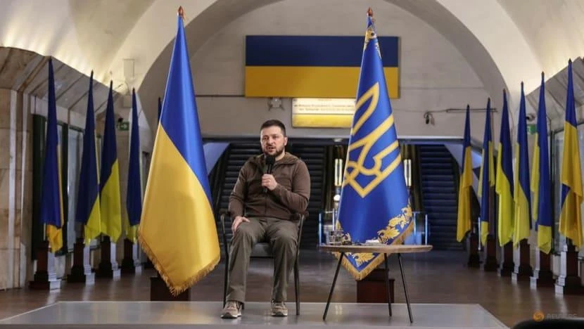 Tổng thống Ukraine Volodymyr Zelensky phát biểu tại một cuộc họp báo ở một nhà ga tàu điện ngầm tại Kiev vào ngày 23-4. Ảnh: REUTERS