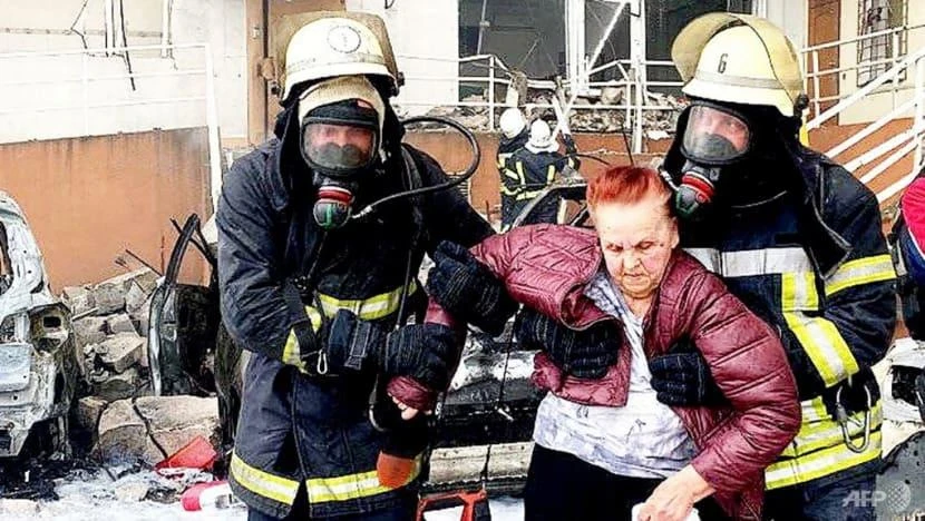Lực lượng cứu hộ đang đưa một phụ nữ ra khỏi một tòa nhà bị Nga pháo kích ở TP Odessa, miền nam Ukraine. Ảnh: AFP