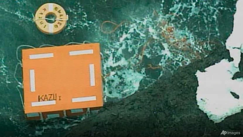 Một chiếc phao cứu sinh trôi vào bờ sau khi con tàu du lịch Kazu I gặp nạn. Ảnh: AP