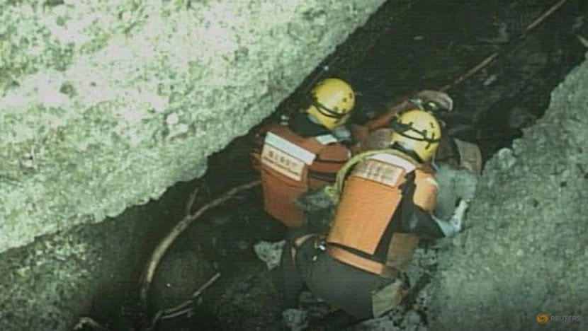 Lực lượng cứu hộ tìm kiếm những nạn nhân còn mất tích tại một khu vực ven biển đầy sỏi đá của bán đảo Shiretoko, Nhật, ngày 24-4. Ảnh: REUTERS