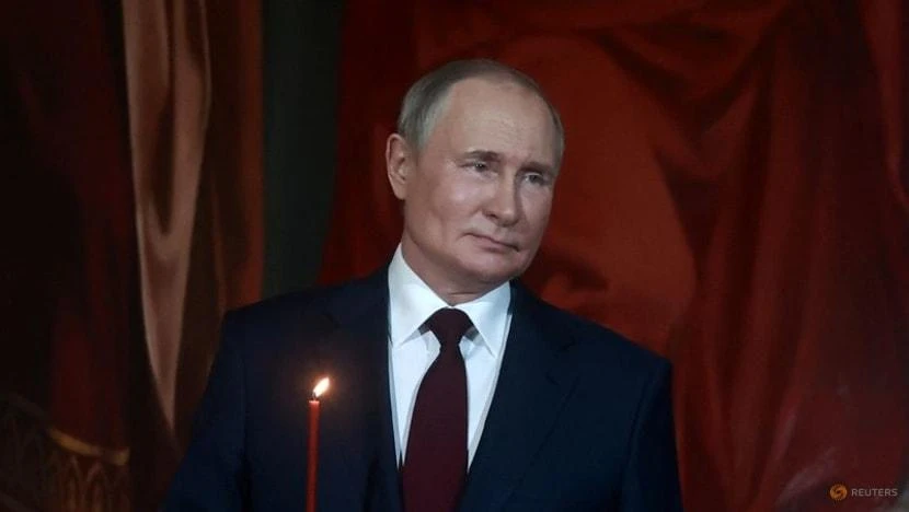 Tổng thống Nga Vladimir Putin tham dự lễ Phục sinh tại Nhà thờ Chúa Cứu thế ở Moscow, vào ngày 23-4. Ảnh: REUTERS