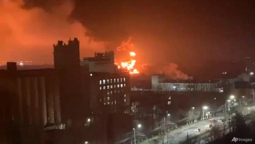 Khói và lửa bùng lên từ kho chứa dầu ở TP Bryansk, Nga, vào ngày 25-4. Ảnh: AP