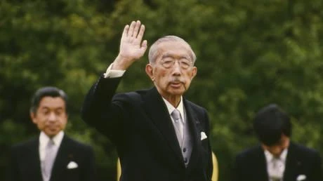 Thiên hoàng Chiêu Hòa vẫy tay chào mọi người trong một bữa tiệc tại Vườn Hoàng gia Akasaka ở Tokyo, Nhật Bản, ngày 19-5-1988. Ảnh: AP Thiên hoàng Chiêu Hòa vẫy tay chào mọi người trong một bữa tiệc tại Vườn Hoàng gia Akasaka ở Tokyo, Nhật Bản, ngày 19-5-1988. Ảnh: AP