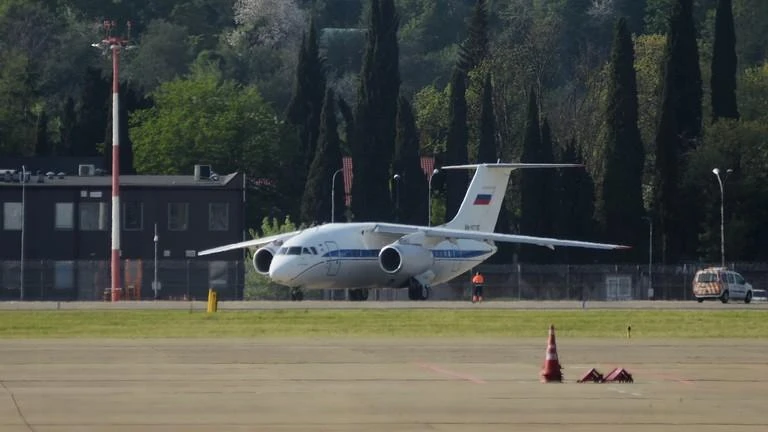 Chiếc máy bay chở phi công người Nga Konstantin Yaroshenko hạ cánh xuống Sochi, Nga vào ngày 27-4 sau khi cuộc trao đổi diễn ra. Ảnh: SPUTNIK