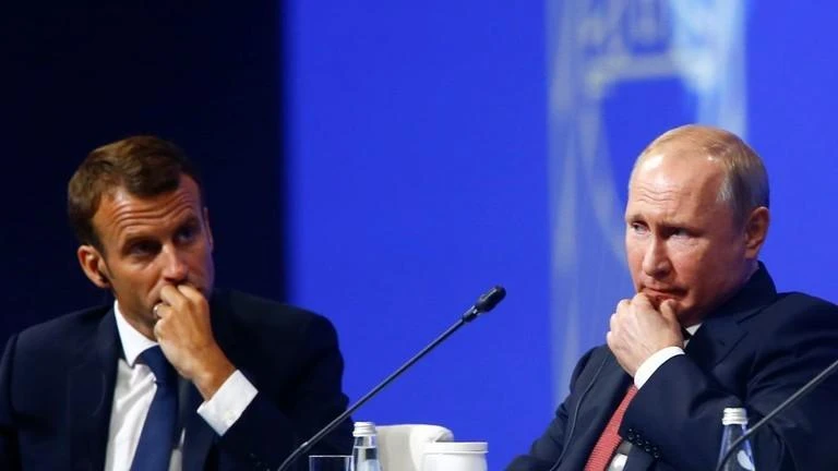 Tổng thống Pháp Emmanuel Macron (trái) và người đồng cấp Nga Vladimir Putin (phải) tham gia cuộc họp tại St. Petersburg, ngày 25-5-2018. Ảnh: RT