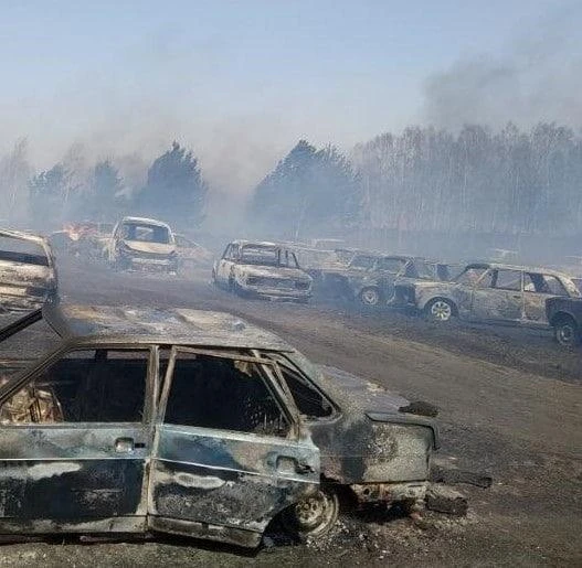Hàng trăm xe hơi cũng bị ngọn lửa lớn phá hủy. Ảnh: TWITTER