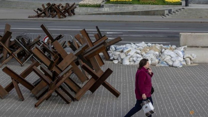 Một phụ nữ đi bộ gần ga tàu điện ngầm ở trung tâm Kiev, Ukraine, vào ngày 9-5. Ảnh: REUTERS