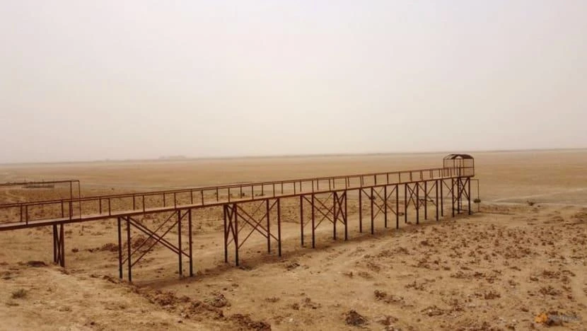 Khu vực từng là hồ Sawa ở Iraq giờ chỉ còn là một bãi đất trống khô càn do hạn hán vì biến đổi khí hậu vào ngày 1-5. Ảnh: REUTERS