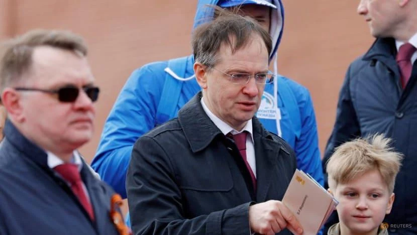 Trưởng đoàn đàm phán Nga Vladimir Medinsky tham dự lễ duyệt binh nhân Ngày Chiến thắng tại trung tâm thủ đô Moscow, Nga, ngày 9-5. Ảnh: REUTERS