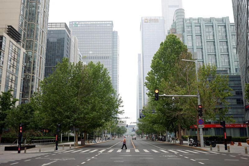 Bắc Kinh trở nên vắng lặng khi chính quyền thành phố áp lệnh phong tỏa để phòng chống dịch COVID-19. Ảnh: YAHOO NEWS