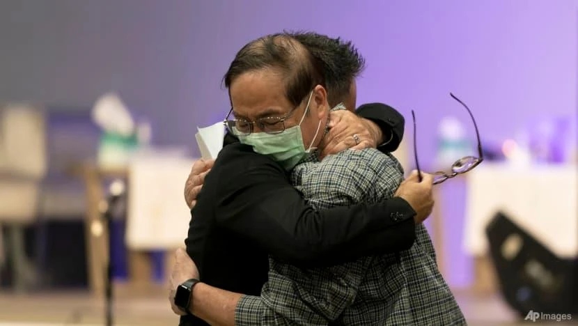 Hai mục sư người Đài Loan sống sót sau vụ xả súng ôm và an ủi nhau. Ảnh: AP