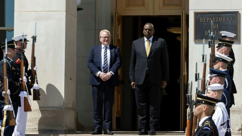 Bộ trưởng Quốc phòng Mỹ Lloyd Austin (phải) đứng cùng người đồng cấp Thụy Điển Peter Hultqvist (trái) tại Lầu Năm Góc, chỉ vài giờ sau khi Thụy Điển và Phần Lan chính thức nộp đơn xin gia nhập NATO. Ảnh: AFP