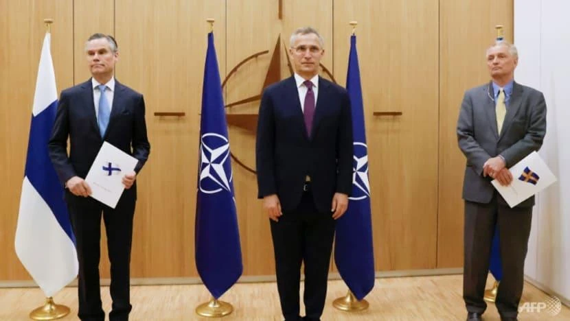 Từ trái sang phải: Đại sứ Phần Lan tại NATO Klaus Korhonen, Tổng thư ký NATO Jens Stoltenberg và Đại sứ Thụy Điển tại NATO Axel Wernhoff tại Brussels, Bỉ, hôm 18-5. Ảnh: AFP