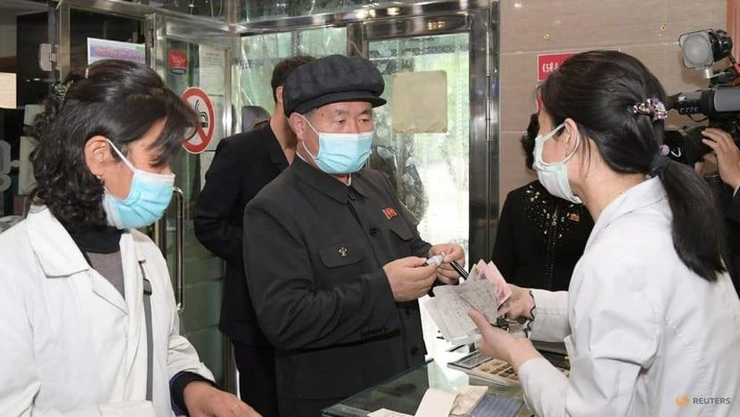Ông Pak Jong-chon, Ủy viên Ủy ban Thường vụ Bộ Chính trị Ban Chấp hành Trung ương Đảng Lao động Triều Tiên, kiểm tra một hiệu thuốc ở Bình Nhưỡng. Ảnh: REUTERS