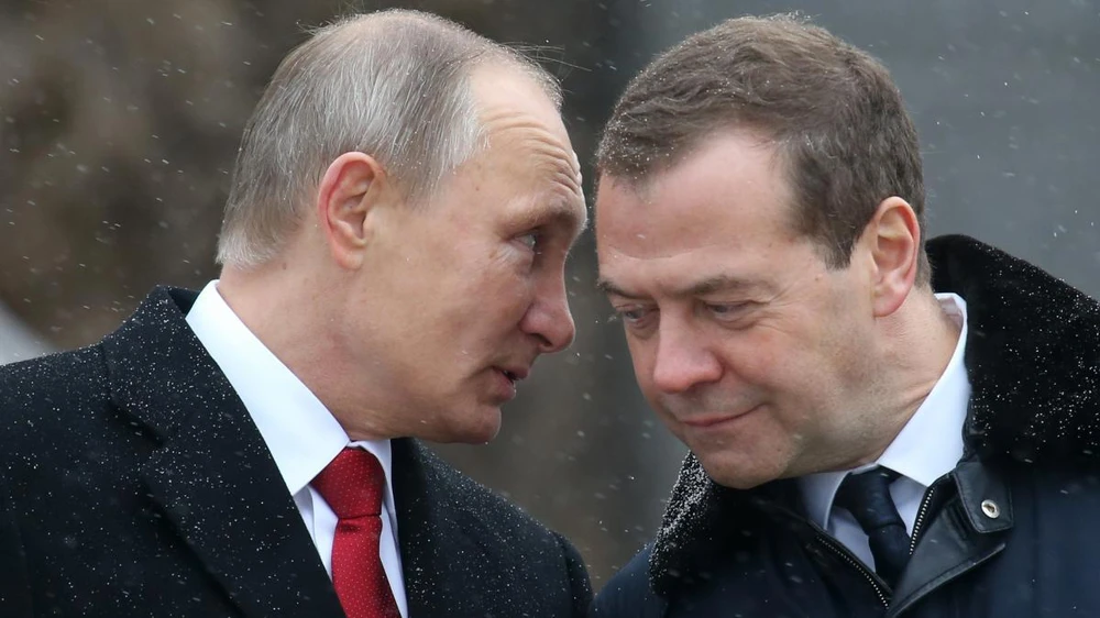 Tổng thống Vladimir Putin (trái) và Phó chủ tịch Hội đồng An ninh Nga Dmitry Medvedev (phải). Ảnh: THE TIMES