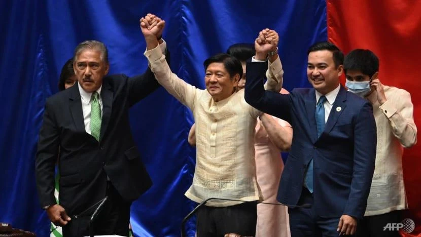 Tổng thống đắc cử Philippines Ferdinand Marcos Jr. cùng Chủ tịch Thượng viện Vicente Sotto (trái) và Chủ tịch Hạ viện Allan Velasco (phải). Ảnh: AFP