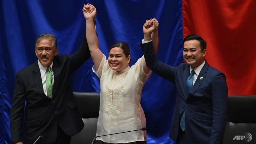 Bà Sara Duterte (giữa), con gái của Tổng thống sắp mãn nhiệm Rodrigo Duterte, giành chiến thắng trong cuộc đua trở thành Phó Tổng thống Philippines vào ngày 25-5. Ảnh: AFP