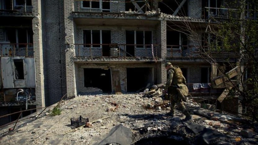 Binh sĩ Ukraine kiểm tra một tòa nhà bị hư hại sau cuộc tấn công của quân đội Nga tại vùng Donetsk, Ukraine ngày 28-5. Ảnh: REUTERS