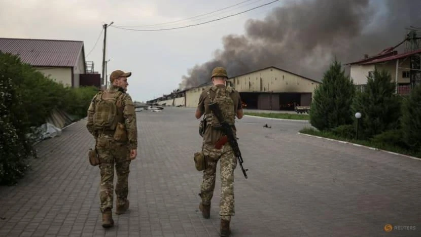 Các quân nhân Ukraine tuần tra ở vùng Donetsk, vào ngày 31-5. Ảnh: REUTERS