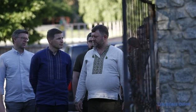 Phái đoàn các chính trị gia Estonia đến thăm TP Malyn thuộc tỉnh Zhytomyr và các TP Bucha và Irpin ở tỉnh Kiev, Ukraine, vào ngày 6-6. Ảnh: UKRINFORM